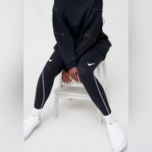 NIKE Sportwear (DR6175 010) Women's Swoosh Graphic Leggings in Black Size: Large